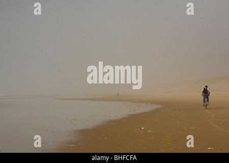 Mann auf Mountainbike am Strand im Winter Bassin d ' Arcachon, Lacanau, Gironde, Frankreich, Europa Stockfoto
