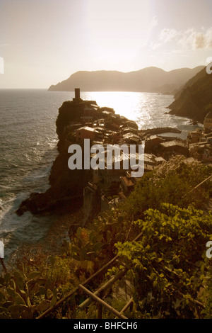 Vernazza bei Sonnenuntergang, Cinque Terre, La Spezia, Ligurien, italienische Riviera, Italien, Europa Stockfoto