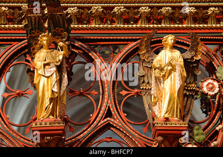 Engel, die Teil der Choir-Screen in der Kathedrale von Lichfield. Von Skidmore und Philip konzipiert. Stockfoto