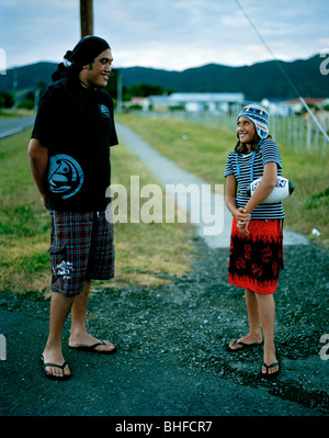 Junge Maori Geschwister an das Dorf Hicks Bay, Eastcape, Nordinsel, Neuseeland Stockfoto