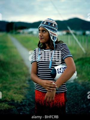 Maori-Mädchen mit Fußball an das Dorf Hicks Bay, Eastcape, Nordinsel, Neuseeland Stockfoto