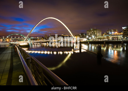 Nachtansicht der Millennium Bridge verbindet die restaurierten Uferpromenaden Gateshead und Newcastle Stockfoto