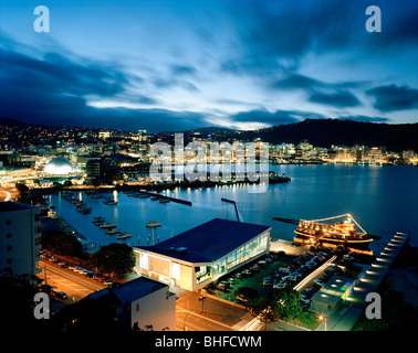 Blick über den beleuchteten Lambton Hafen mit Clyde Quay Marina in Abend, Wellington, Nordinsel, Neuseeland Stockfoto