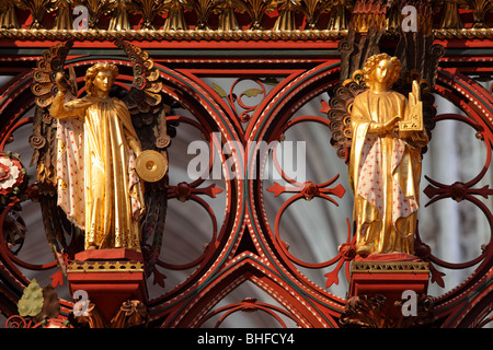 Engel, die Teil der Choir-Screen in der Kathedrale von Lichfield. Von Skidmore und Philip konzipiert. Stockfoto