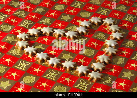 Cookies Zimt Weihnachtssterne in Herzform auf Packpapier legen Stockfoto