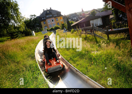 Touristen auf der Sommerrodelbahn laufen in Karpacz, böhmischen Berge, Lower-Schlesien, Polen, Europa Stockfoto