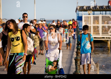 Touristen, die mit der Fähre von Ilha de Tavira, Olhao, Algarve, Portugal Stockfoto