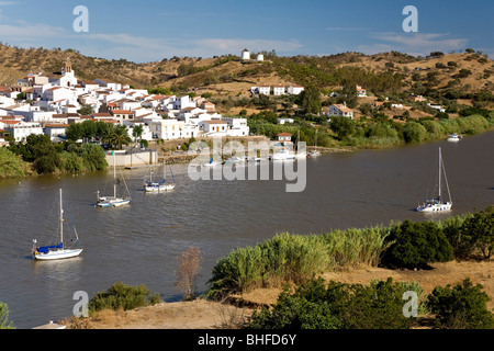 Segelboote auf dem Fluss Guadiana, Boarder, Andalusien, Spanien, Alcoutim, Algarve, Portugal Stockfoto