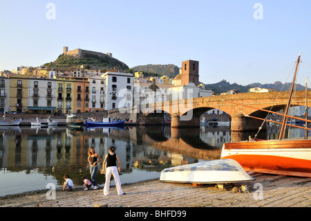 Menschen an den Ufern des Flusses Temo im Sonnenlicht, Bosa, Sardinien, Italien, Europa Stockfoto