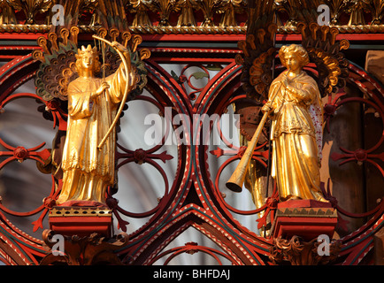 Engel, die Teil der Choir-Screen in der Kathedrale von Lichfield. Von Skidmore und Philip konzipiert. Stockfoto