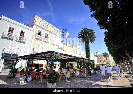 Menschen in einem Straßencafé in der Stadt Carloforte, Isola di San Pietro, Süd-Sardinien, Italien, Europa Stockfoto