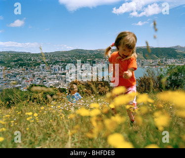 Kinder spielen am Mount Victoria über der Innenstadt von, Lambton Harbour Bay, Wellington, Nordinsel, Neuseeland Stockfoto