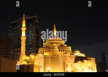 Al Noor Mosque in Sharjah Stadt bei Nacht. Vereinigte Arabische Emirate Stockfoto