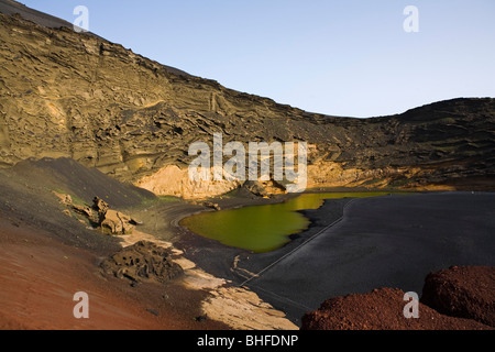 Krater des erloschenen Vulkans, Charco de Los Clicos, Salzwasser, grüne Farbe durch Phytoplankton, El Golfo, UNESCO Biosphäre Rese Stockfoto