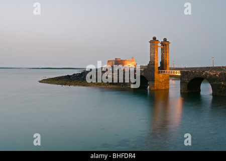 16.. Jahrhundert Burg Castillo de San Gabriel, mit Zugbrücke, Brücke Puente de Las Bolas, Arrecife, Lanzarote, Kanarische Inseln Stockfoto