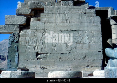 Reliefs von Ramses II. mit verschiedenen Götter, Tempel von Ramses II., Luxor, Ägypten, c 1250 v. Chr.. Artist: Unbekannt Stockfoto