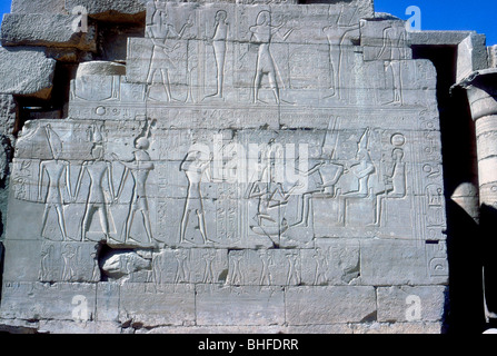 Reliefs von Ramses II. mit verschiedenen Götter, Tempel von Ramses II., Luxor, Ägypten, c 1250 v. Chr.. Artist: Unbekannt Stockfoto