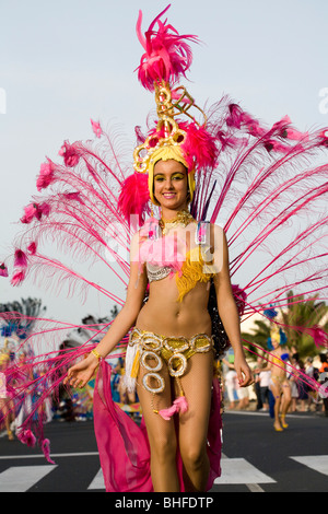 Tänzerin beim Karnevalsumzug, Gran Coso de Carnaval, Costa Teguise, Lanzarote, Kanarische Inseln, Spanien, Europa Stockfoto