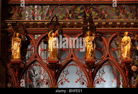 Engel, die Teil der Choir-Screen in der Kathedrale von Lichfield. Von Skidmore und Philip konzipiert. Stockfoto