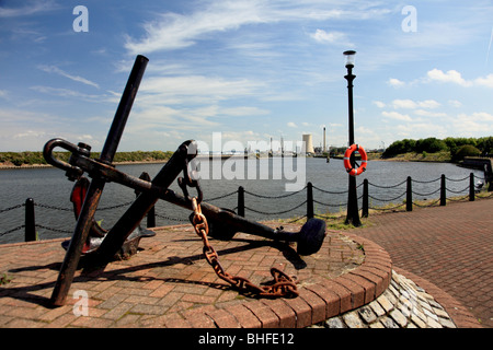 Blick auf Stanlow Raffinerie und den Manchester Ship Canal aus durch National Waterways Museum in Ellesmere Port Stockfoto