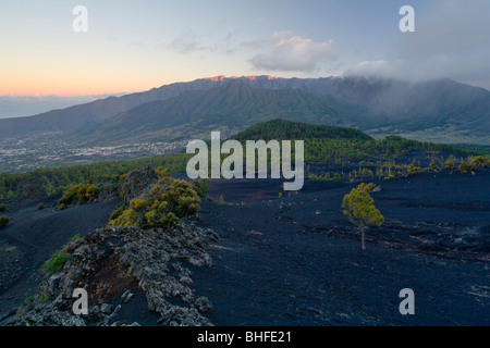 Blick vom Montana Quemada in Richtung der Ortschaft von El Paso und Caldera de Taburiente, riesige Krater des erloschenen Vulkans, Vulkanismus, Stockfoto