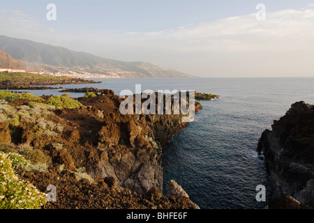 Küstenlandschaft in Los Cancajos, Santa Cruz De La Palma und Ostseite der Caldera de Taburiente im Hintergrund, Atlantic oce Stockfoto