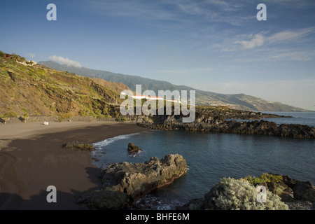 Strand von Playa de Los Cancajos, Los Cancajos, Atlantik, Ostseite der Caldera de Taburiente im Hintergrund, UNESCO Biosp Stockfoto