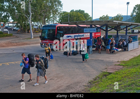 Rucksacktouristen, die Ankunft in Airlie Beach in Queensland von Greyhound-Bus Stockfoto