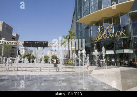 Brunnen vor Einkaufszentrum Siam Paragon unter blauem Himmel, Rama I Road, Pathum Wan, Bangkok, Thailand, Asien Stockfoto