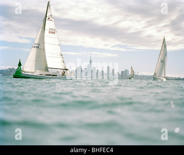 Segelboote unter getrübten Haut Vorderseite des Waitemata Harbour, Auckland, Nordinsel, Neuseeland Stockfoto