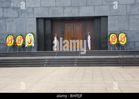 Wachen vor dem Ho-Chi-Minh-Mausoleum in Hanoi, Ha Noi Provinz, Vietnam, Asien Stockfoto