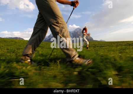Eine Frau und ein Mann, Nordic Walking in einem Berg Landschaft, Schlern, Südtirol, Italien, Europa Stockfoto