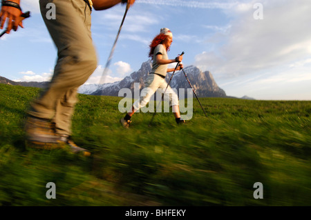 Eine Frau und ein Mann, Nordic Walking in einem Berg Landschaft, Schlern, Südtirol, Italien, Europa Stockfoto