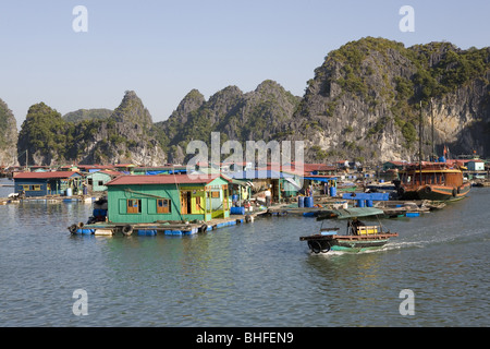 Bunte Häuser im Sonnenlicht, schwimmenden Fischerdorf an der Halong-Bucht im Golf von Tonkin, Vietnam, Asien Stockfoto