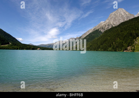 Zeigen Sie am Antholzer See zwischen Bergen unter blauem Himmel, Val Pusteria, Südtirol, Italien, Europa an Stockfoto