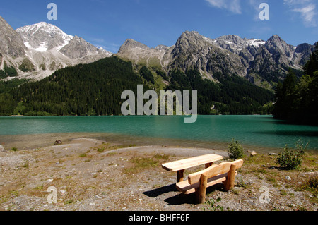 Bank und Tisch am Ufer des Antholzer See in der Sonne, Val Pusteria, Südtirol, Italien, Europa Stockfoto