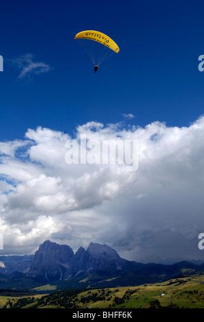 Gleitschirm vor blauem Himmel, Alpe di Siusi, Valle Isarco, Südtirol, Italien, Europa Stockfoto