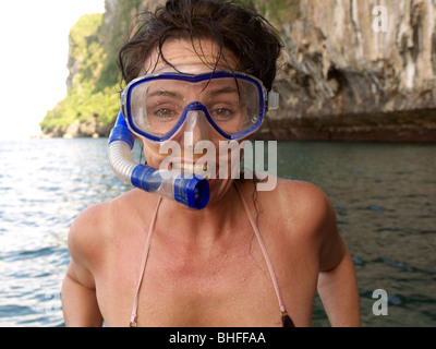 Schnorchel Frau in der Nähe der Höhle Tham Morakot, Andamanensee, Thailand Stockfoto