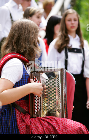 Frau spielt Mundharmonika, Steiermark, Österreich Stockfoto