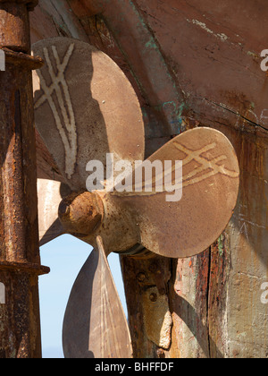 Rostige Klinge vier Schiffe Propeller eines verlassenen Fischerbootes in Camaret Sur Mer, Bretagne, Frankreich Stockfoto