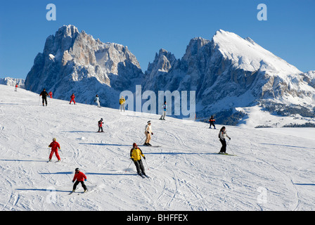 Skifahrer auf der Piste unter blauem Himmel, Alpe di Siusi, Valle Isarco, Südtirol, Italien, Europa Stockfoto