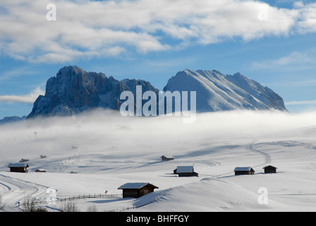 Nebelschwaden über winterliche Landschaft mit Hütten, Alpe di Siusi, Südtirol, Italien, Europa Stockfoto
