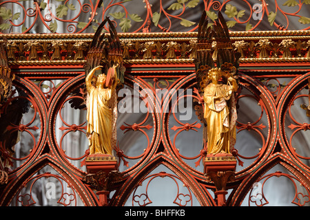 Engel, die Teil der Choir-Screen in der Kathedrale von Lichfield. Von Skidmore und Philip konzipiert. Stockfoto