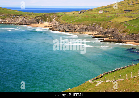 Blick über Meer und eine Bucht, Blasket Sound, Slea Head, Halbinsel Dingle, County Kerry, Westküste, Irland, Europa Stockfoto