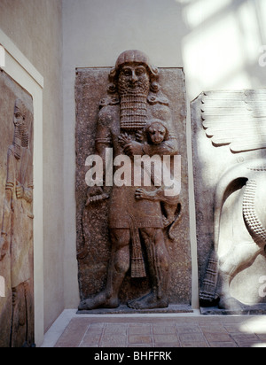 Assyrische Skulptur von Gilgamesch Holding ein Löwe Khorsabad, c 8. Jahrhundert v. Chr.. Artist: Unbekannt Stockfoto