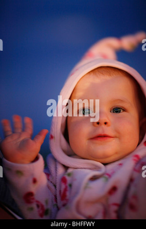 Babymädchen (6-11 Monate) Lächeln, Munsing, Bayern, Deutschland Stockfoto