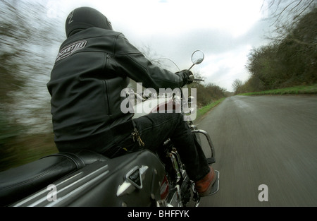 Reiter Reisen entlang der Landstraße auf einem Motorrad Triumph Rocket III Stockfoto