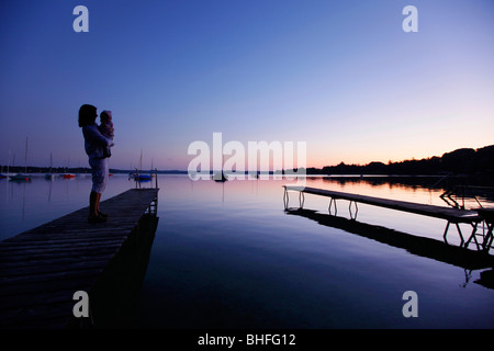 Steg am See Wörthsee in Dämmerung, Bayern, Deutschland Stockfoto