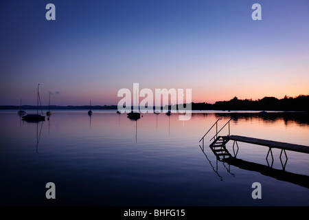 Steg am See Wörthsee in Dämmerung, Bayern, Deutschland Stockfoto