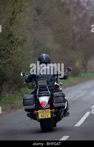 Reiter Reisen entlang der Landstraße auf einem Motorrad Triumph Rocket III Stockfoto